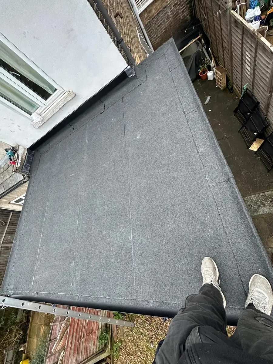 Mineral cap sheet felt flat roof, finished and clean